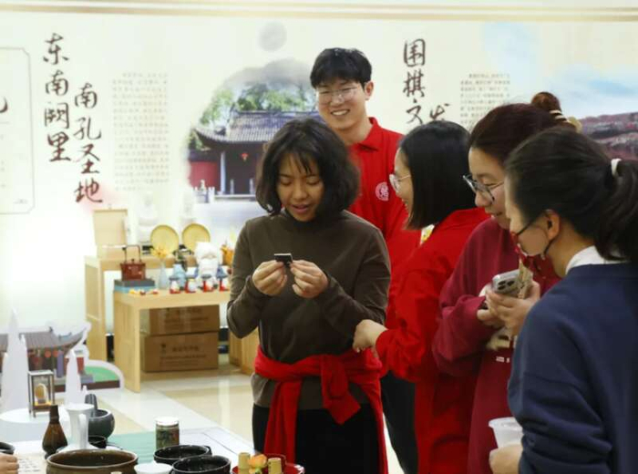 衢州文创产品在复旦大学校园内展示。复旦大学供图