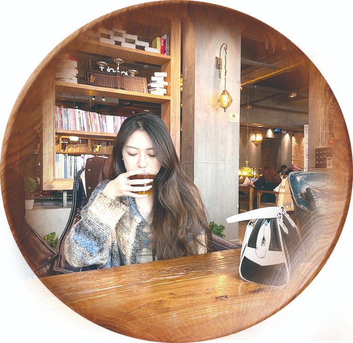 年轻消费者体验中药咖啡。 本组摄影 毕馨月