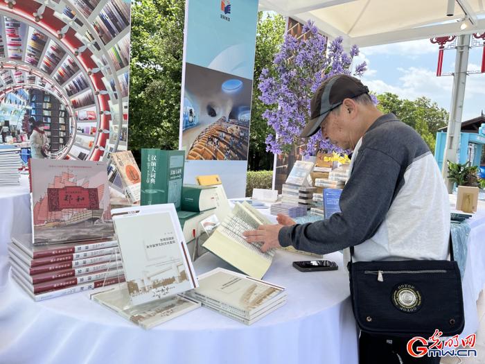 　　图为4月24日，一名游客在民族团结进步书籍展销区内翻阅《汉缅大词典》。