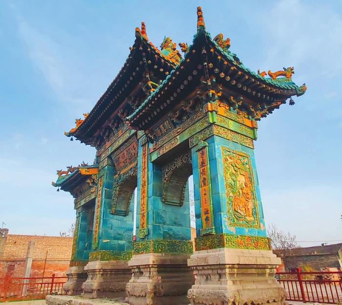 位于介休市义安镇北辛武村东的琉璃牌坊，于清光绪丁酉年造，2006年被国务院公布为第六批全国重点文物保护单位。