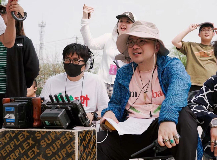 监制易小星和导演马史（戴黑口罩者）在拍摄现场