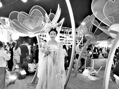     河北省唐山市南湖公园内，市民身着亮眼汉服游玩。董蓓摄/光明图片