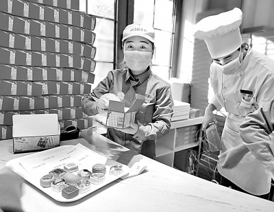     中华老字号“稻香村”推出的创意糕点广受消费者欢迎。董蓓摄/光明图片