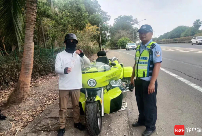 被罚的驾驶人（左）。交警供图