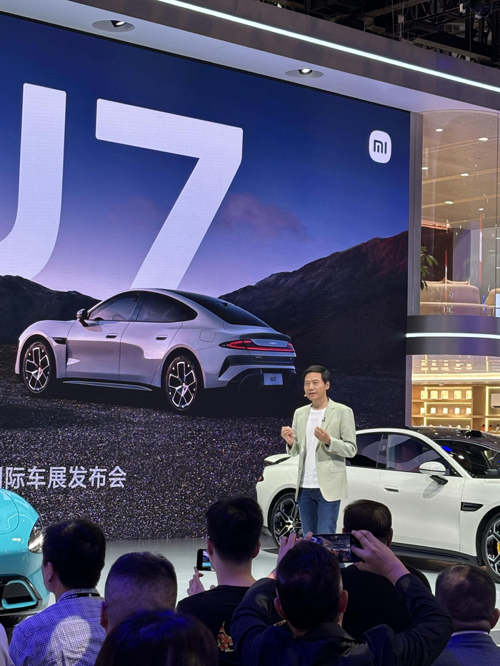     图：雷军亮相2024（第十八届）北京国际汽车展览会。（摄影/向炎涛）