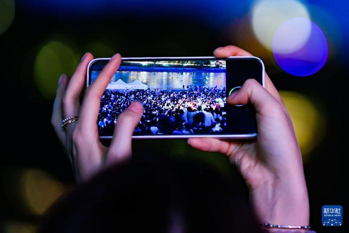 4月23日，在兰州市城关区的黄河兰州段近水平台，游客用手机拍摄“兰州黄河大合唱”活动。新华社记者 郎兵兵 摄