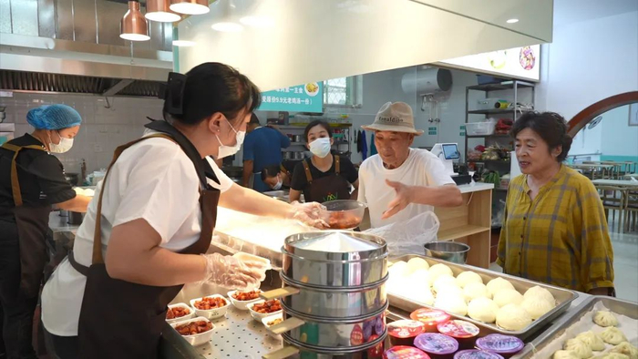 老人在信都区四处社区食堂购买午餐。（资料图片）