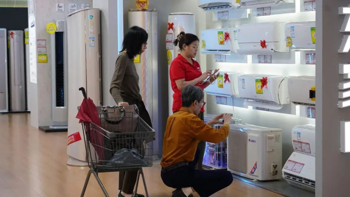 消费者正在京东家电东方广场店内选购。梁湛涛/摄