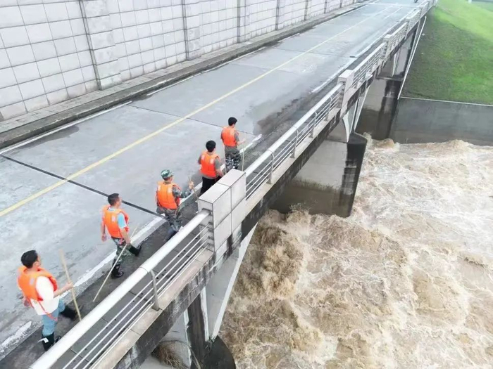 抢险队伍奔赴一线（图|视觉中国）