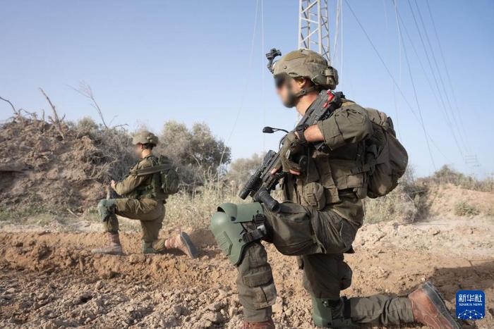 这张以色列国防军4月25日发布的照片显示，以军地面部队在加沙地带中部开展军事行动。新华社发（以色列国防军供图）