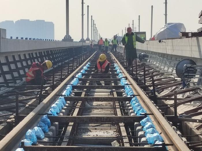 天津市轨道交通Z4线高架段轨道施工实现首战告捷