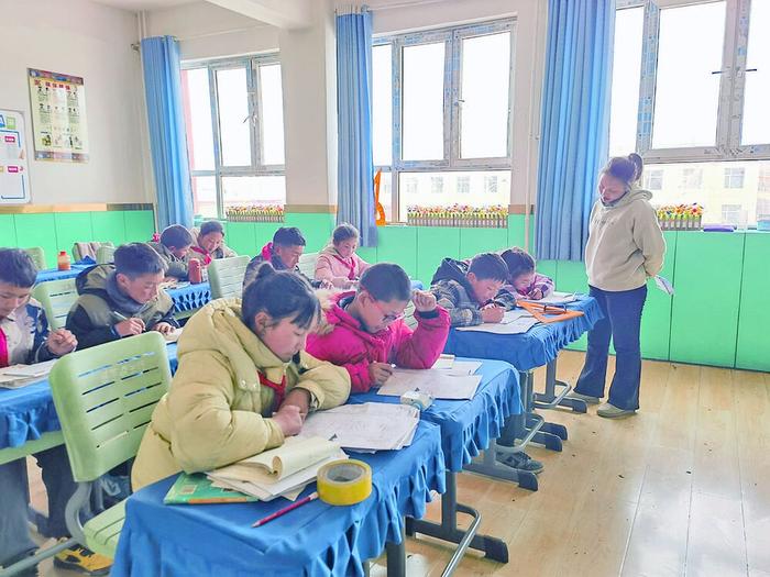 索加乡小学的学生在宽敞明亮的教室里上课。李增平 摄