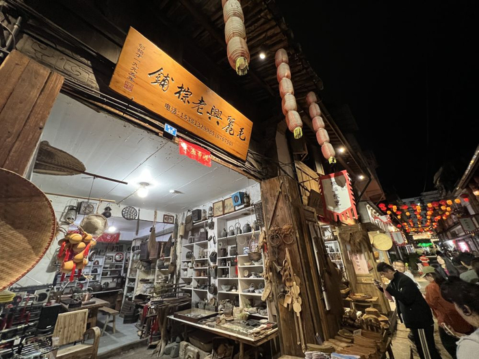   龙泉西街中有相当一部分是传统老店。 新华社记者 唐弢 摄