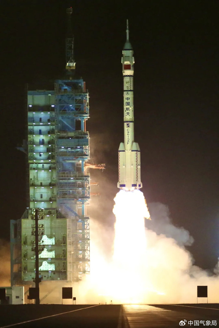 神州十八号载人飞船发射 图片来源：人民日报