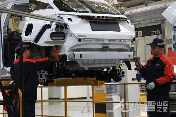 图为车间人员正在进行车辆组装工作。钱龙 摄