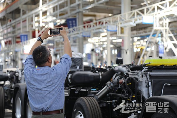 图为网络名人参观甲醇重卡组装车间。钱龙 摄