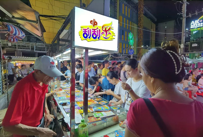 ▲西关夜市即开票销售点前人头攒动。黄慧婧摄