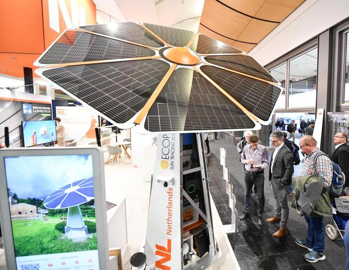 4月23日，人们在德国汉诺威工博会上参观一款光伏设备。新华社记者任鹏飞摄