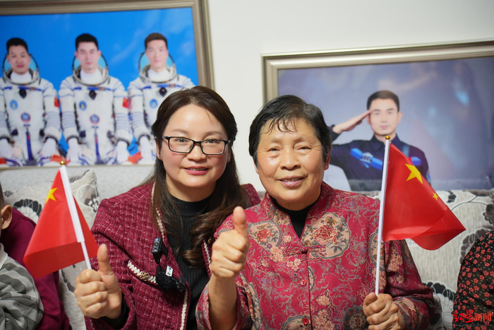 ▲叶光富的母亲和姐姐