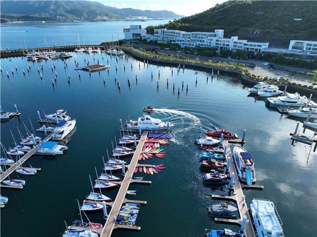 彩色游艇（摄影 梁元亮）