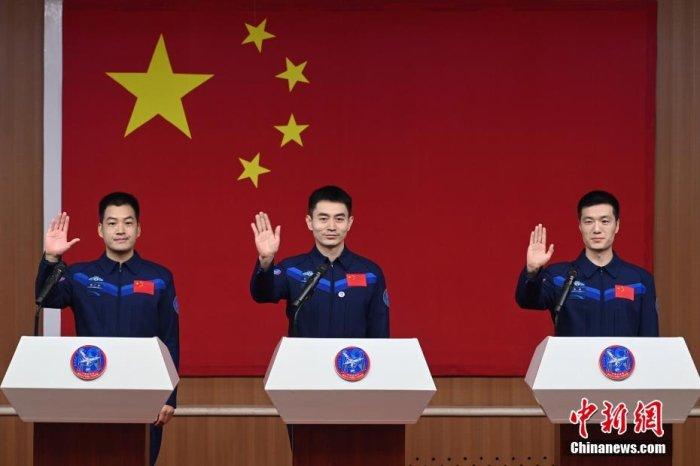 4月24日11时，叶光富、李聪、李广苏3名航天员在酒泉卫星发射中心问天阁与中外媒体记者集体见面。汪江波 摄