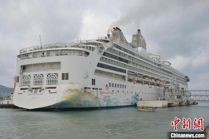 4月25日，“名胜世界壹号”邮轮在三亚凤凰岛国际邮轮港靠泊。张月和 摄