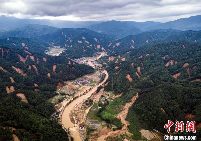 航拍暴雨后的江湾镇，大量山体滑坡。苏韵杰 摄