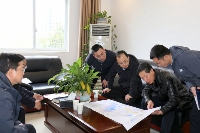 图为102队讨论方案