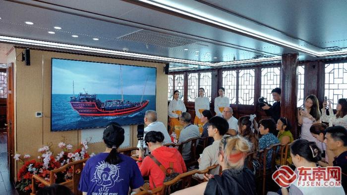 游艇节期间，嘉宾在“福宁”号上参观交流了解中国传统福船文化。刘圣辉 摄