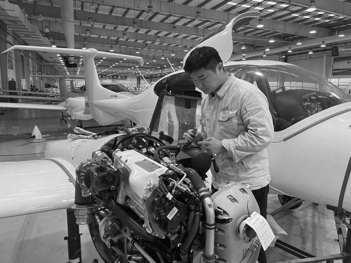 icar生产线上,工人正在组装汽车.中汇森萨塔科技(芜湖)有限公司车间.