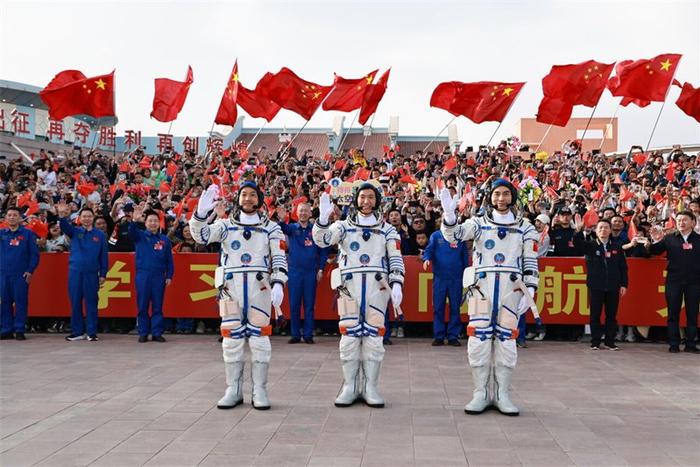 4月25日下午，航天员叶光富（右）、李聪（中）、李广苏在出征仪式上。 新华社记者 李刚摄