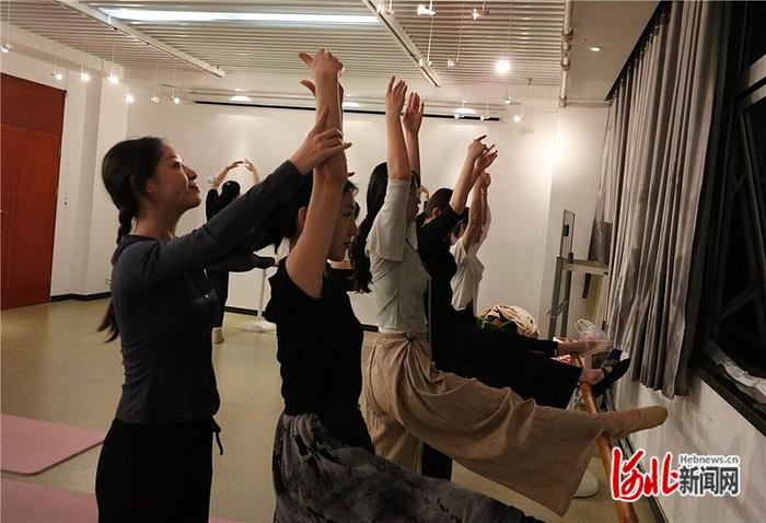 4月25日，在唐山市青少年宫，青年夜校民族舞班老师为学员上课。 河北日报记者 王育民摄