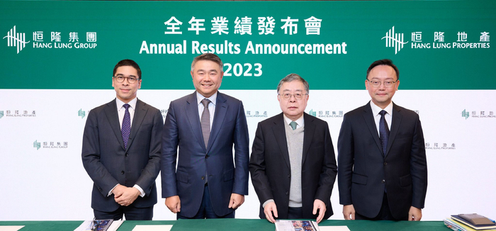 陈启宗（右二）和陈文博（左一）在2023年业绩发布会现场 来源：恒隆集团提供 