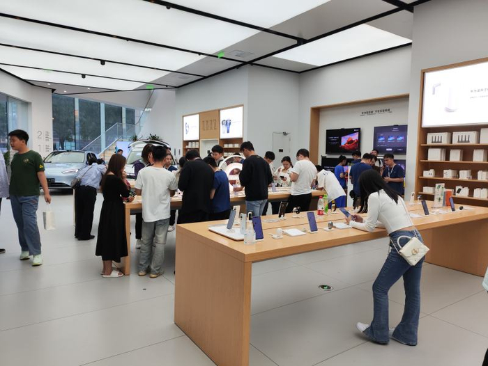 北京某华为手机门店。