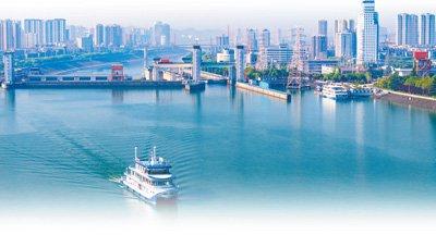 “三峡氢舟1”号在长江葛洲坝水域巡航。王 耿摄