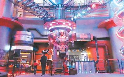 市民和游客在北京首钢园高炉内的科幻乐园参观体验，感受科幻的独特魅力。贺路启摄（人民图片）
