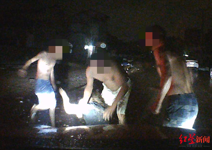 ▲行车记录仪视频显示，郭某、宋某殴打徐女士，宋某某在进行劝阻