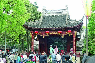 苏州同里古镇的古戏台上正在上演锡剧。光明日报记者 王笑妃摄/光明图片