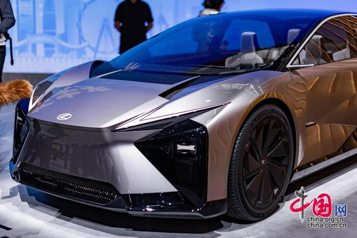 雷克萨斯LF- ZL概念车采用尖端生产技术的全新模块化车身结构，量产车型将会在2026年发布。中国网记者 郑亮摄