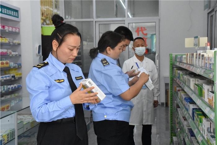 南涧县市场监督管理局监管人员在“诚信药店”巡查（4月23日摄）。和润仙 摄
