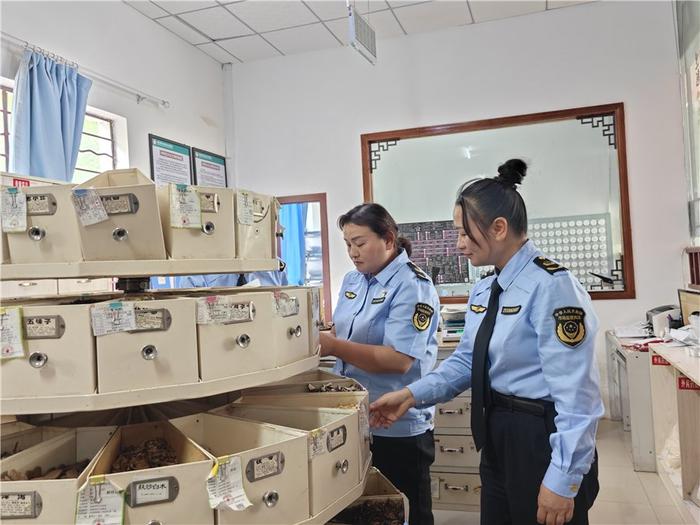 南涧县市场监督管理局监管人员在南涧县中医医院巡查（4月23日摄）。和润仙 摄