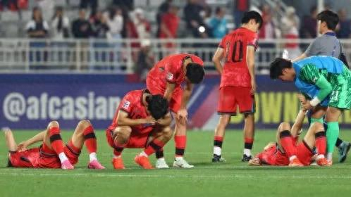 韩国国奥队在2024年U23亚洲杯比赛中爆冷不敌印尼队，最终以12：13的总比分出局，无缘四强图源：韩媒报道配图