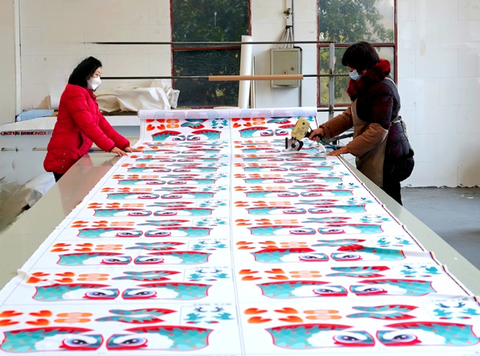 ▲许家冲村“三峡·艾”手绣基地里，峡江绣娘们忙着赶制牵花绣工艺品