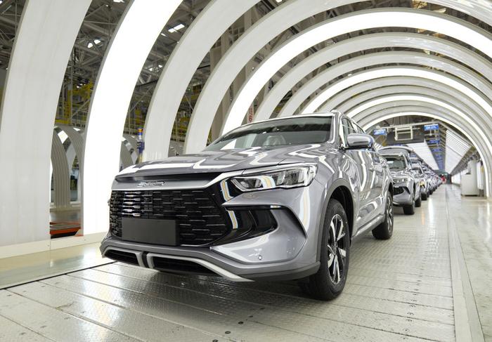 ↑ 这是4月24日在郑州航空港区比亚迪总装工厂拍摄的新能源汽车“宋Pro”生产线。新华社记者 李嘉南 摄