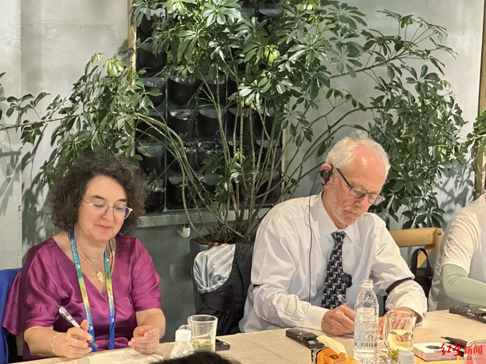 ▲克里斯托弗·邓恩（右）与尤兰达·赫尔塔（左）