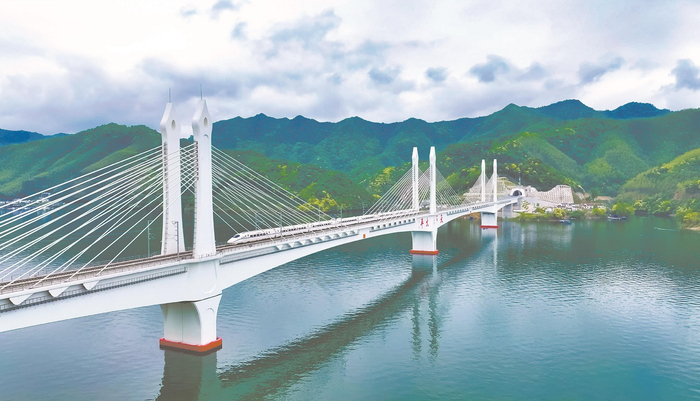 列车驶过池黄高铁太平湖特大桥。本报记者 李 博 本报通讯员 谷绍元 摄