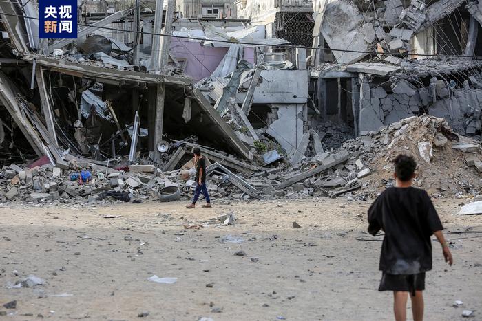 △当地时间4月25日，加沙地带拉法，以色列袭击后被摧毁的建筑物。
