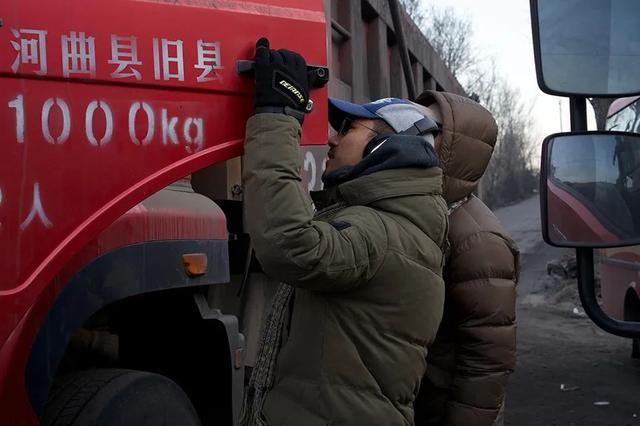 《夜幕将至》片场，菅浩栋在指导拍摄