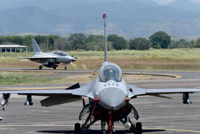 “雷霆对抗”演习中的美国F-16与菲律宾FA-50 图片来源：菲律宾空军官方“脸书”页面