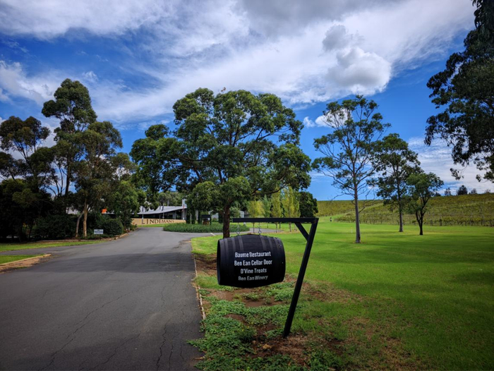 图片说明：澳大利亚猎人谷本伊恩酒庄的附属餐厅就设在葡萄园旁边。（李晓渝摄）